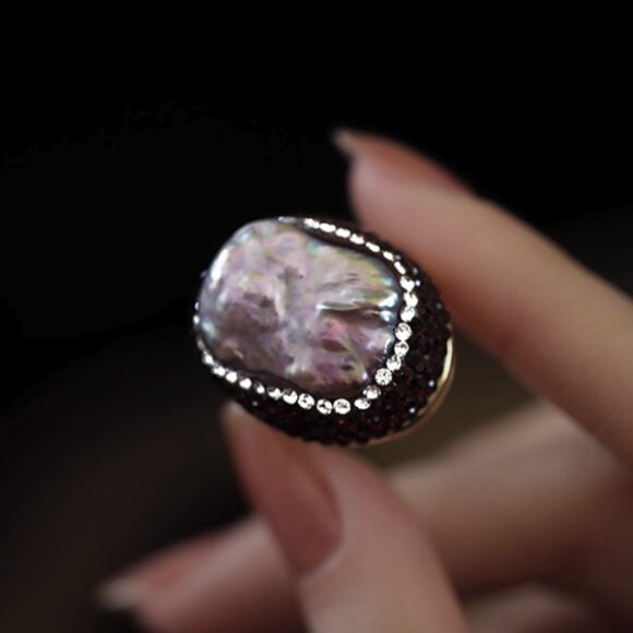 🌿 UNIQUE & CHIC! Irregular Pearl Ring with Reddish Crystal Accents - Adjustable - Picture 3 of 5